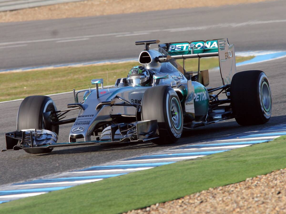 Foto zur News: Mercedes beim Formel-1-Testauftakt: Er läuft, und läuft, und...