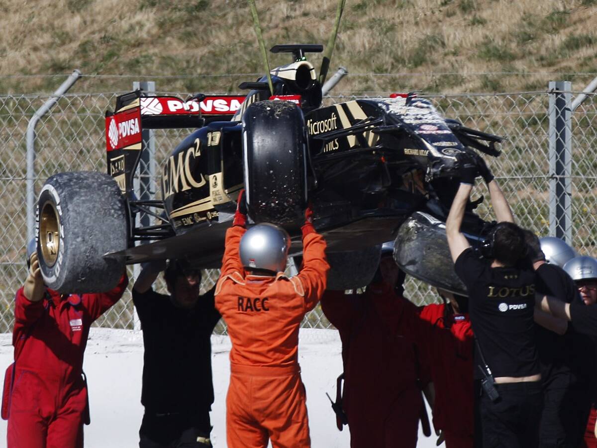 Foto zur News: Maldonado beendet Wintertest der Formel 1 im Reifenstapel