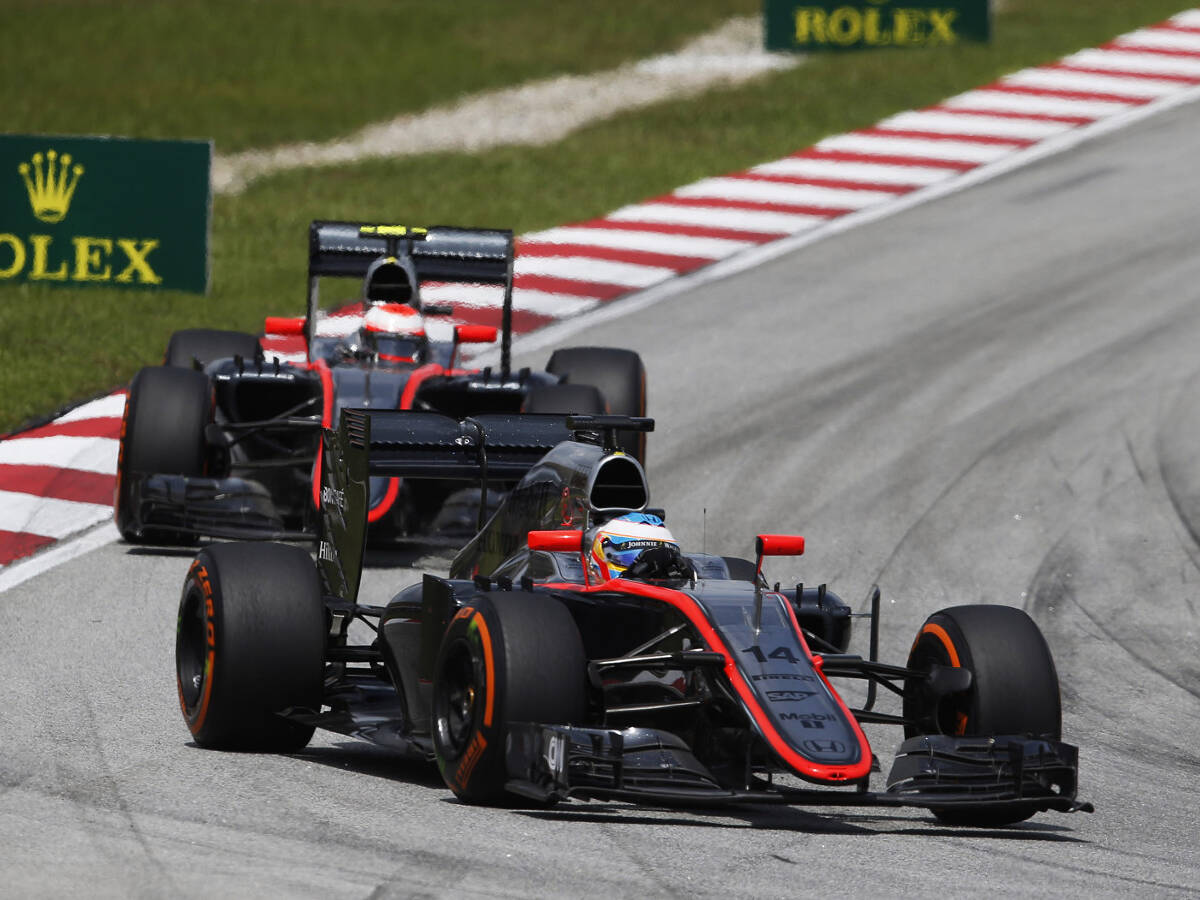 Foto zur News: McLaren feiert Doppelausfall