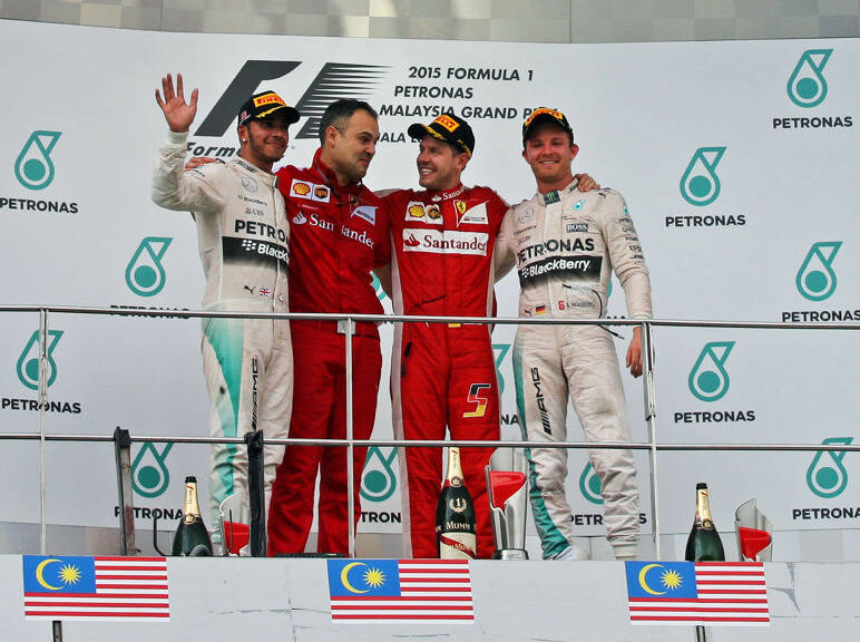 Foto zur News: Vettels erster Ferrari-Sieg: Früher als Schumacher, aber...