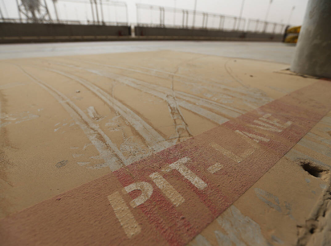 Foto zur News: Windiger Sandkasten: Bahrain-Wetter sorgt für Probleme