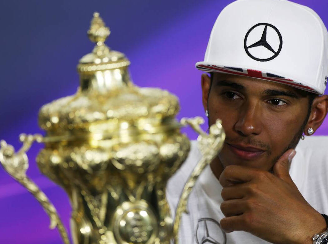 Foto zur News: Hamilton flucht über Siegerpokale: "Schockierend hässlich"