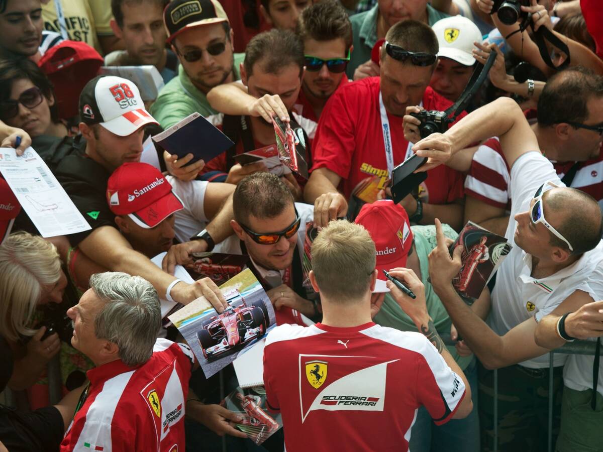 Foto zur News: Kusch, Kimi! Arrivabene nimmt Räikkönen auf den Arm...