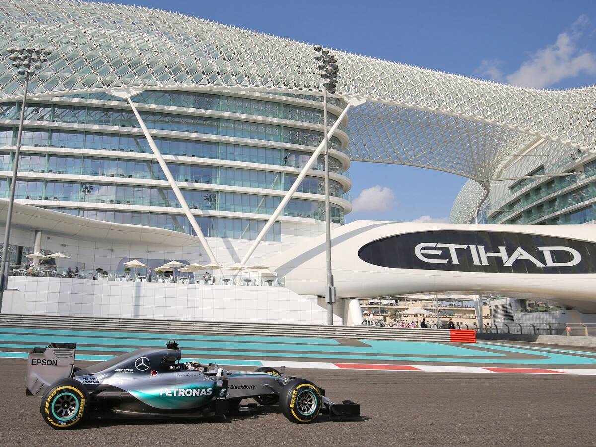 Foto zur News: Formel 1 Abu Dhabi 2015: Lewis Hamilton beginnt mit Bestzeit