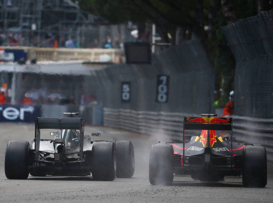 Foto zur News: Hamilton vs. Ricciardo: Alles sauber in der Hafenschikane?