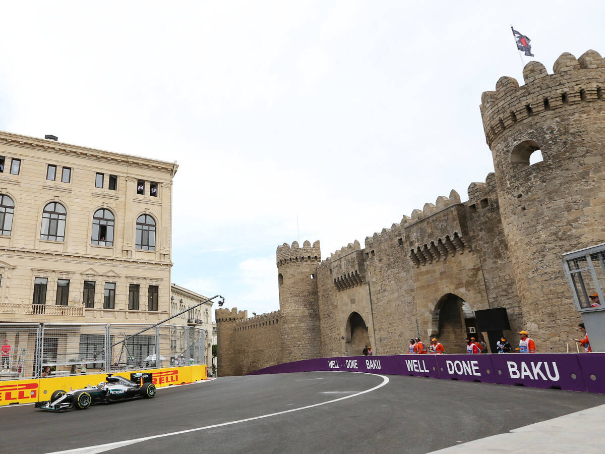 Foto zur News: Formel 1 Baku: Hamilton bei Aserbaidschan-Premiere vorne