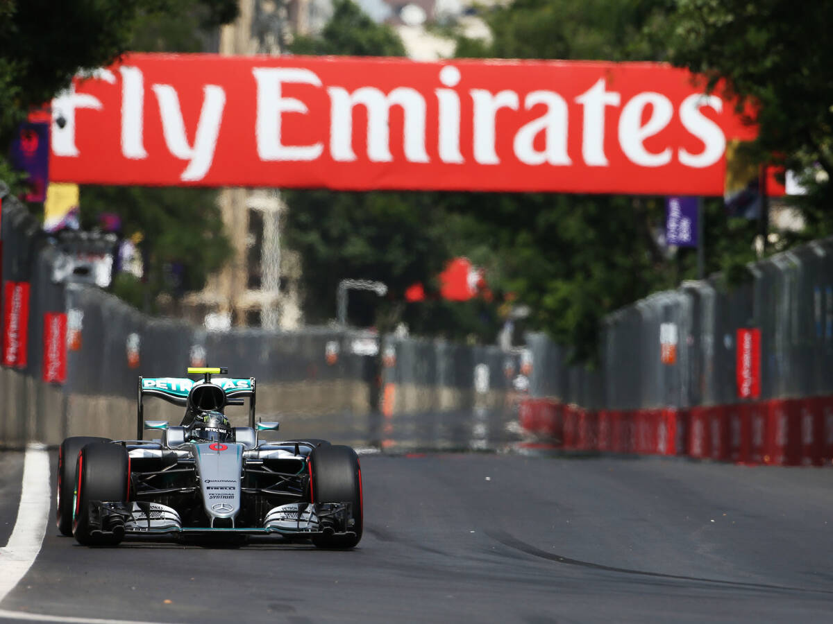 Foto zur News: Formel 1 Baku 2016: Rosberg auf Pole - Hamilton crasht