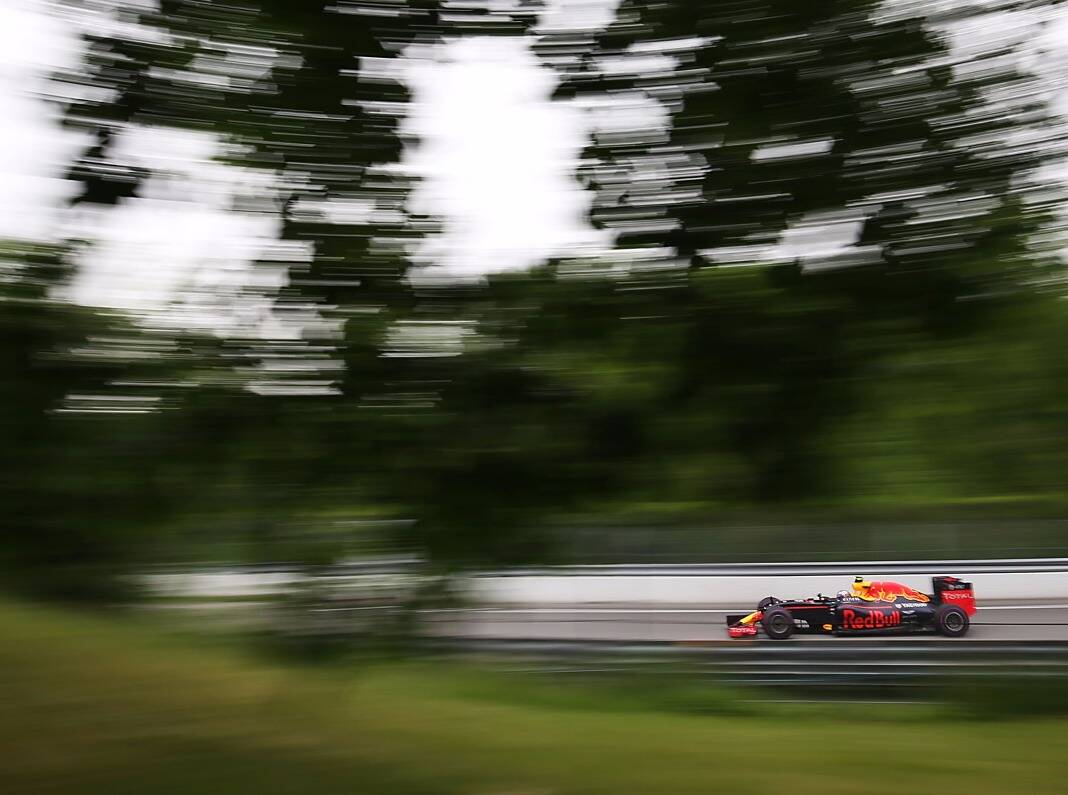 Foto zur News: Webber wünscht Red Bull zum Heimrennen Schlechtwetter