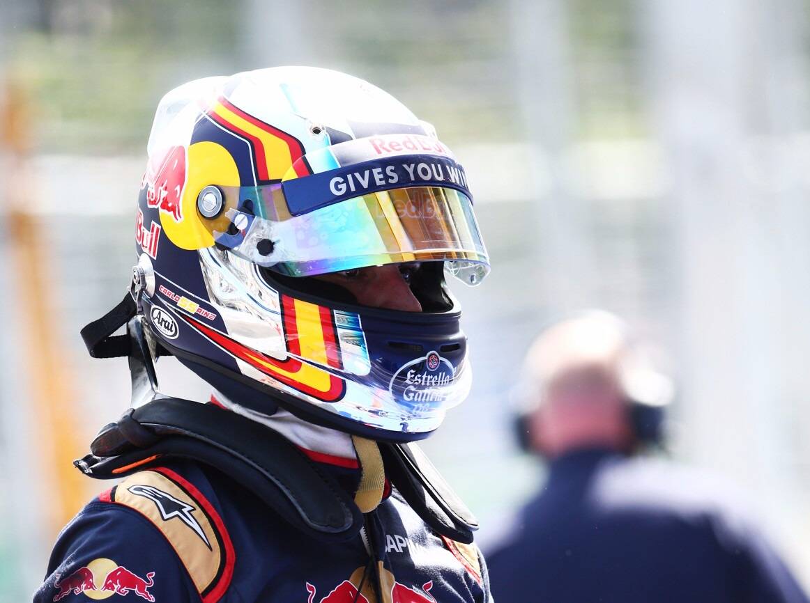 Foto zur News: Option gezogen: Carlos Sainz bleibt 2017 bei Toro Rosso
