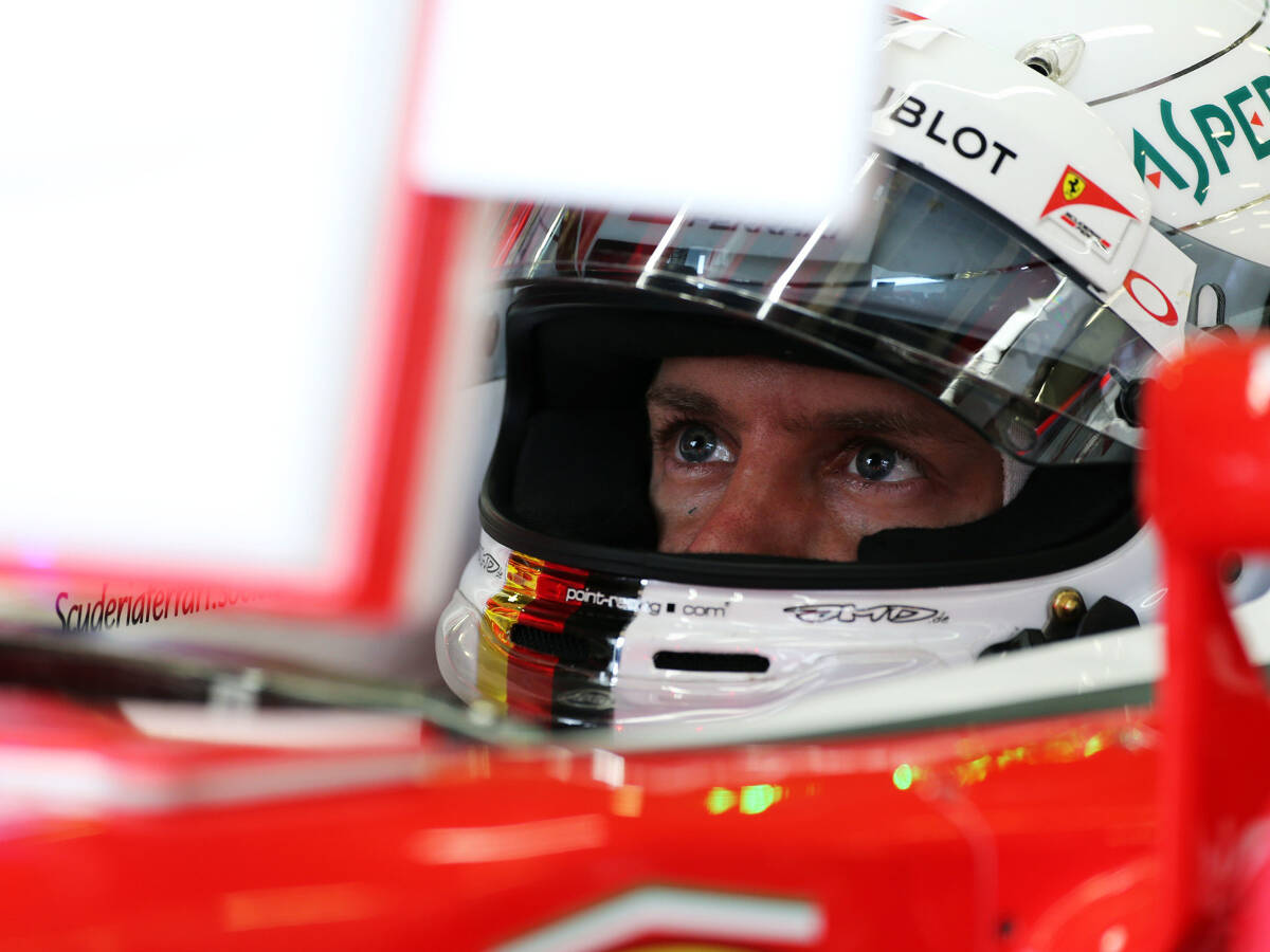 Foto zur News: Zornig am Funk: Sebastian Vettel nimmt's mit Humor