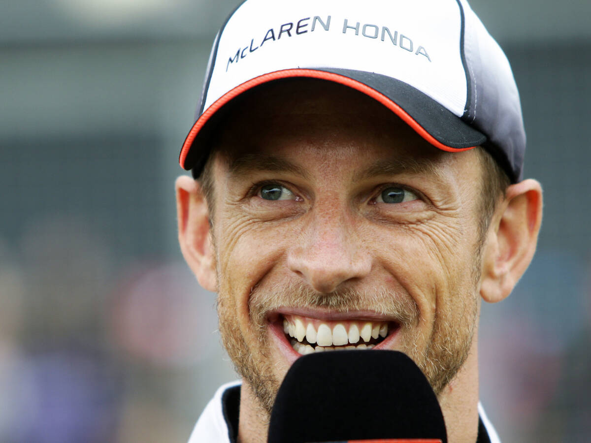 Foto zur News: "Warum? Warum nicht?": Jenson Button scherzt mit Reporterin