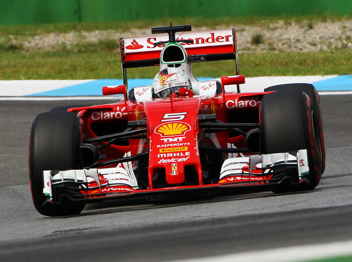 Foto zur News: Vettel begrüßt Funkregel: "Jetzt hören die dummen Strafen auf"