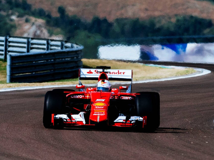 Foto zur News: Sebastian Vettel weiht Pirelli-Reifen für 2017 in Fiorano ein