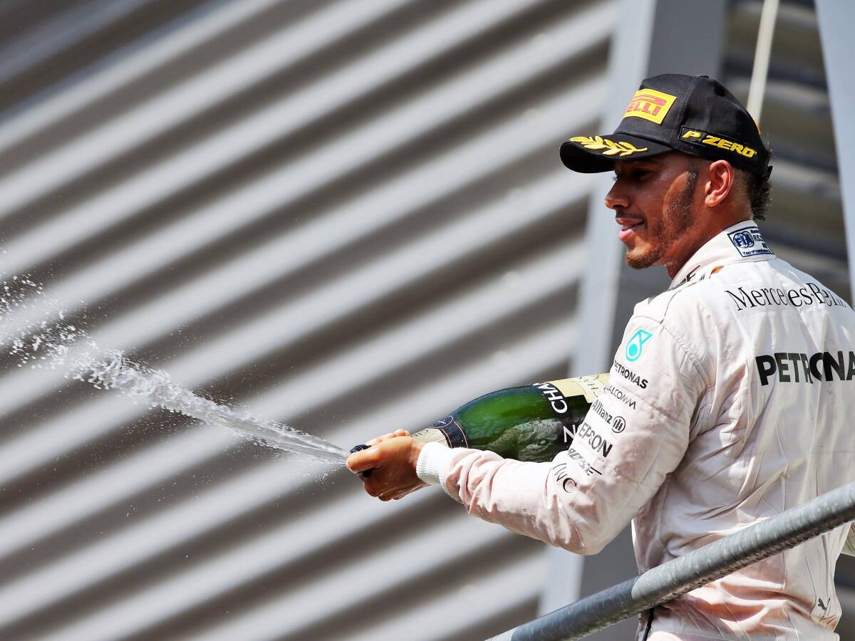 Foto zur News: Lewis Hamilton auf dem Podest: Nichts ist unmöglich