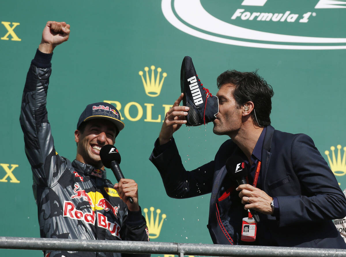 Foto zur News: Schampus aus dem Schuh: Daniel Ricciardo feiert Spa-Podium