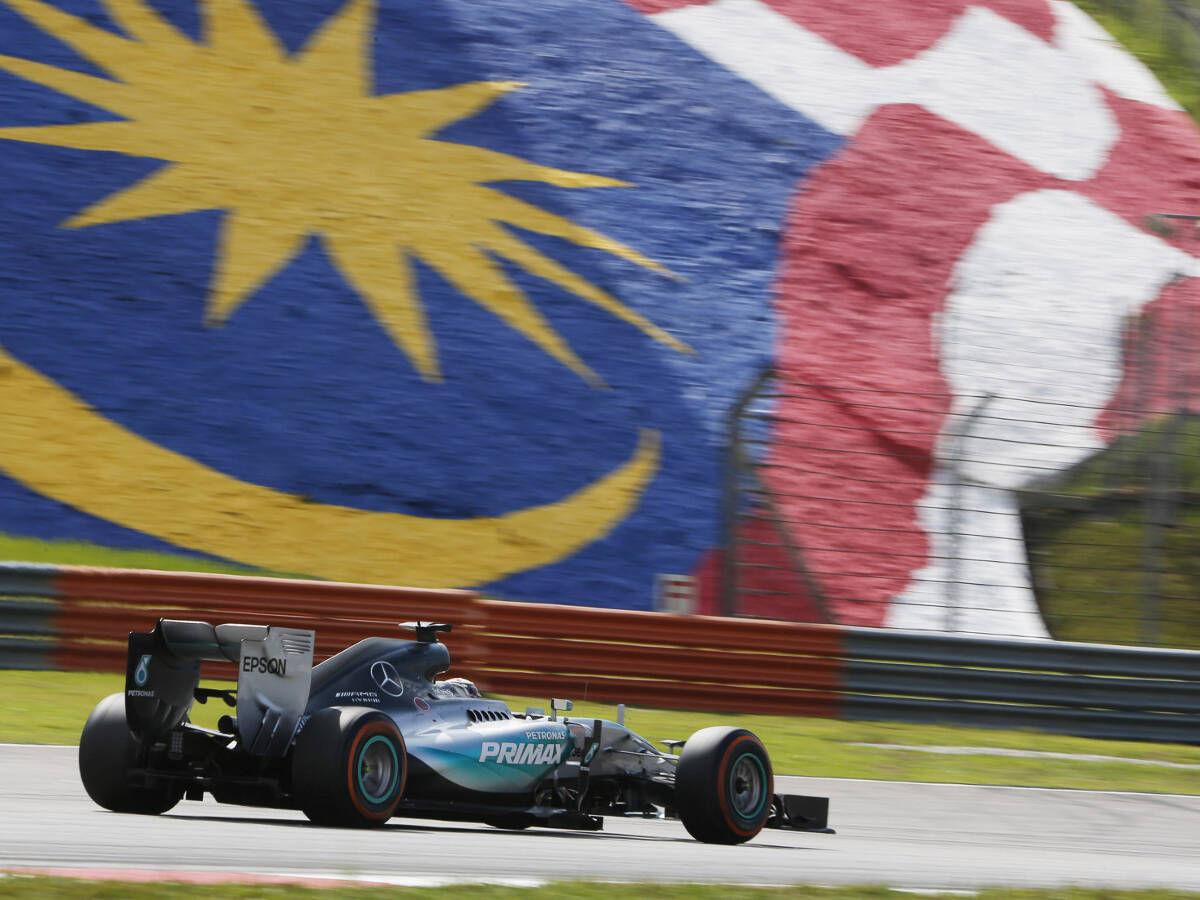 Foto zur News: Mercedes in Malaysia: Hamilton will Pendel zu sich schwingen