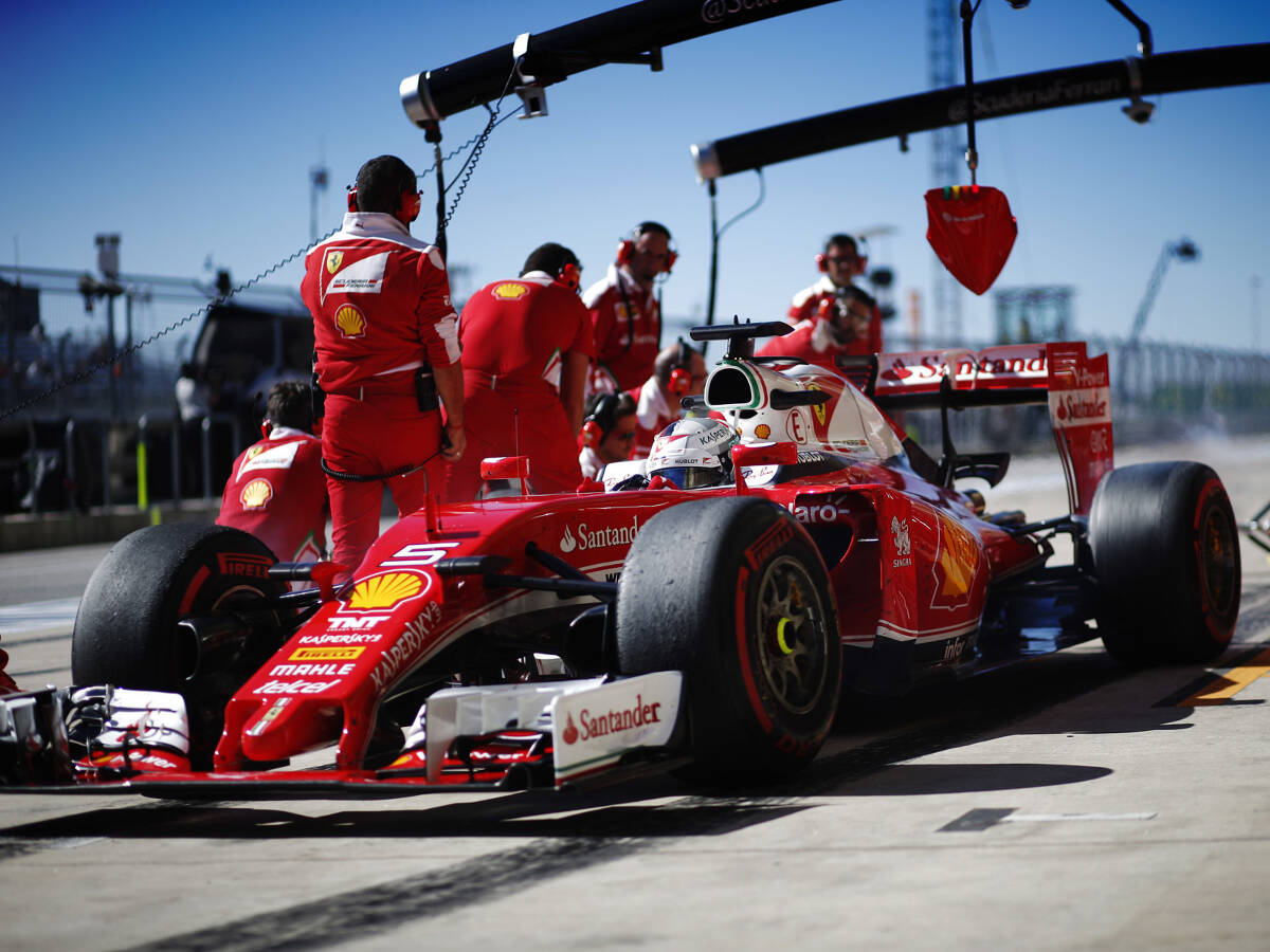 Foto zur News: Sebastian Vettel: Warum er so spät nochmal an die Box kam