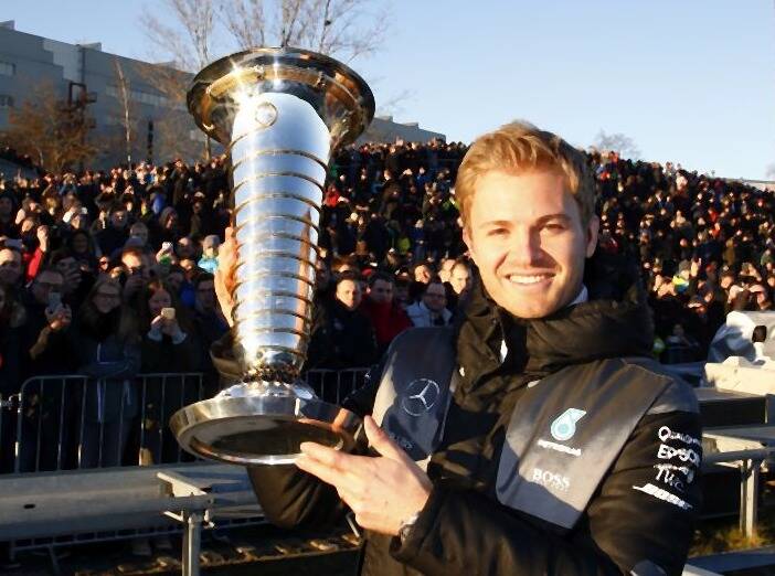 Foto zur News: Nico Rosberg und Co. im Mercedes-Werk gefeiert