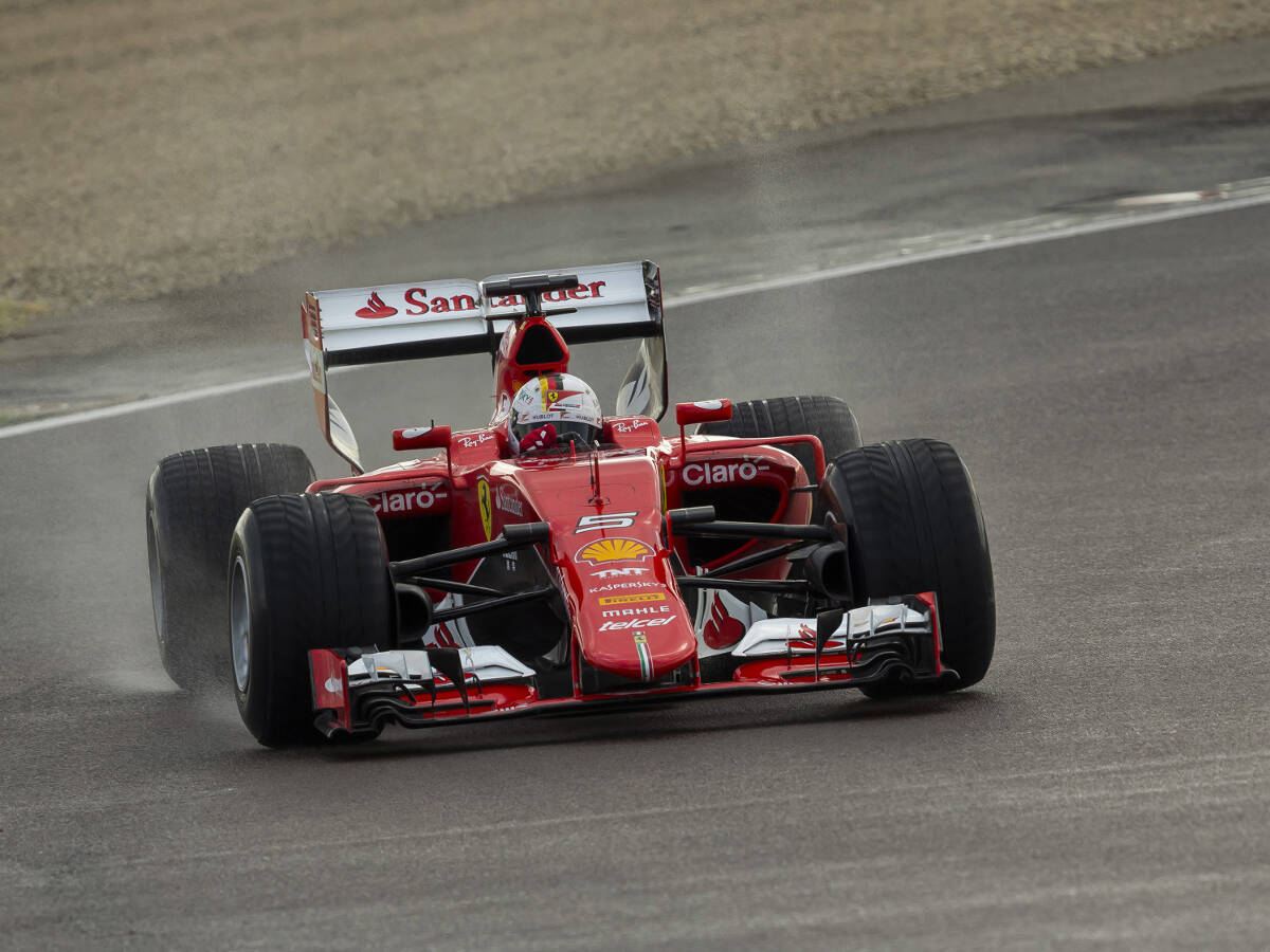 Foto zur News: Formel-1-Tests 2017: Ferrari packt nach Vettel-Crash ein