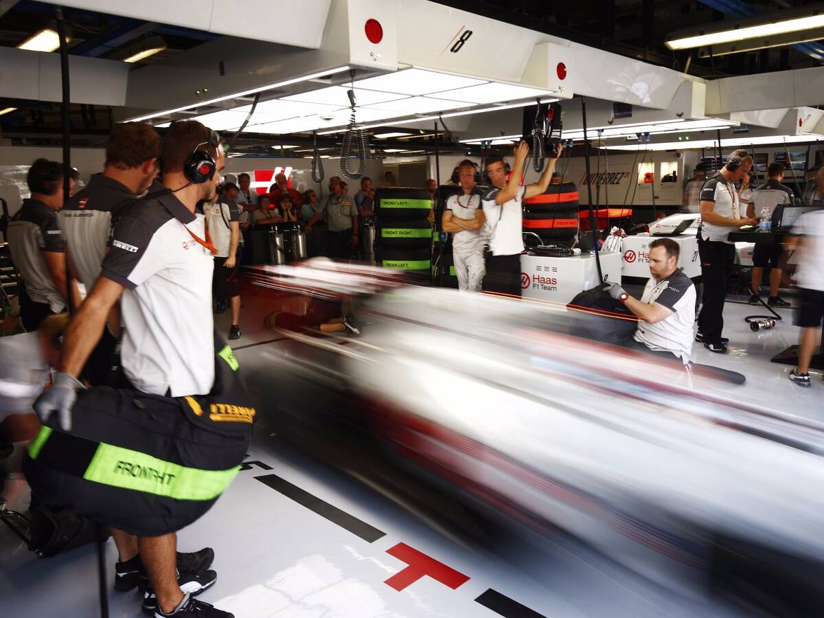 Foto zur News: Harte Formel-1-Tests in Barcelona: Arbeit rund um die Uhr