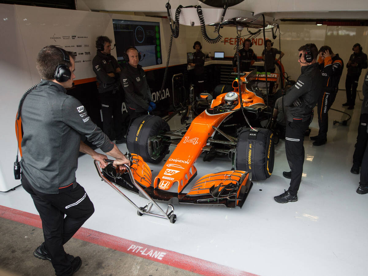 Foto zur News: McLaren weiter in Problemen: Alonso flüchtet in Galgenhumor