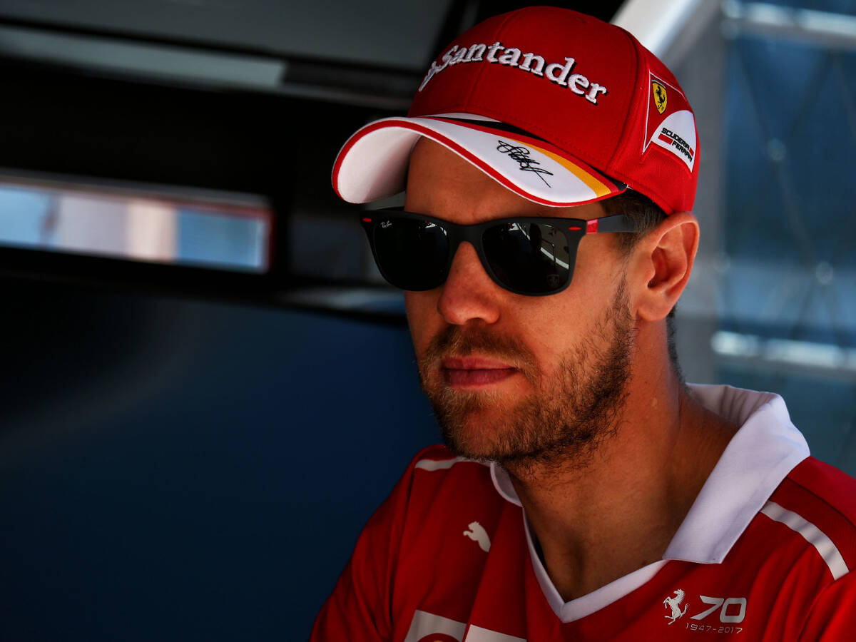 Foto zur News: Vettel vorsichtig: "Auf dem Papier ist Mercedes der Favorit"