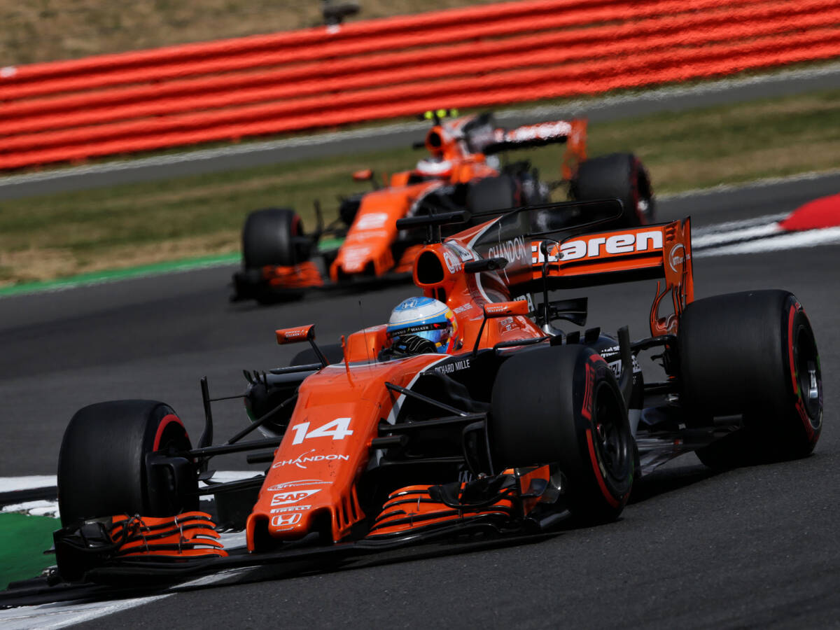 Foto zur News: Trotz Strafe "glücklich": McLaren freut sich über Top-10-Platz