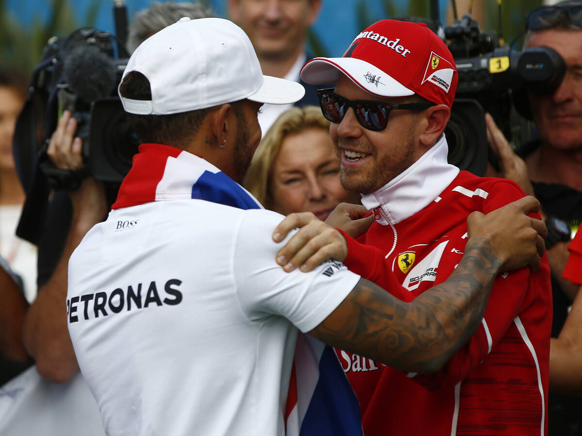 Foto zur News: Sebastian Vettel: Lewis Hamilton war 2017 "der bessere Mann"