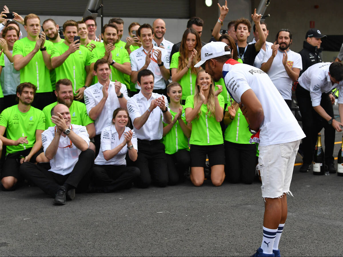 Foto zur News: Man verliert nur dreimal: Rosberg jubelt mit Pech-Mechanikern