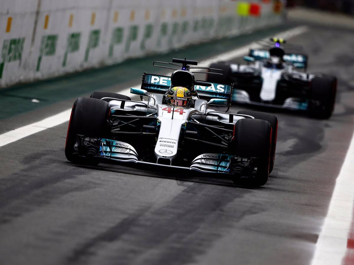 Foto zur News: Lewis Hamilton startet mit neuem Motor aus Boxengasse