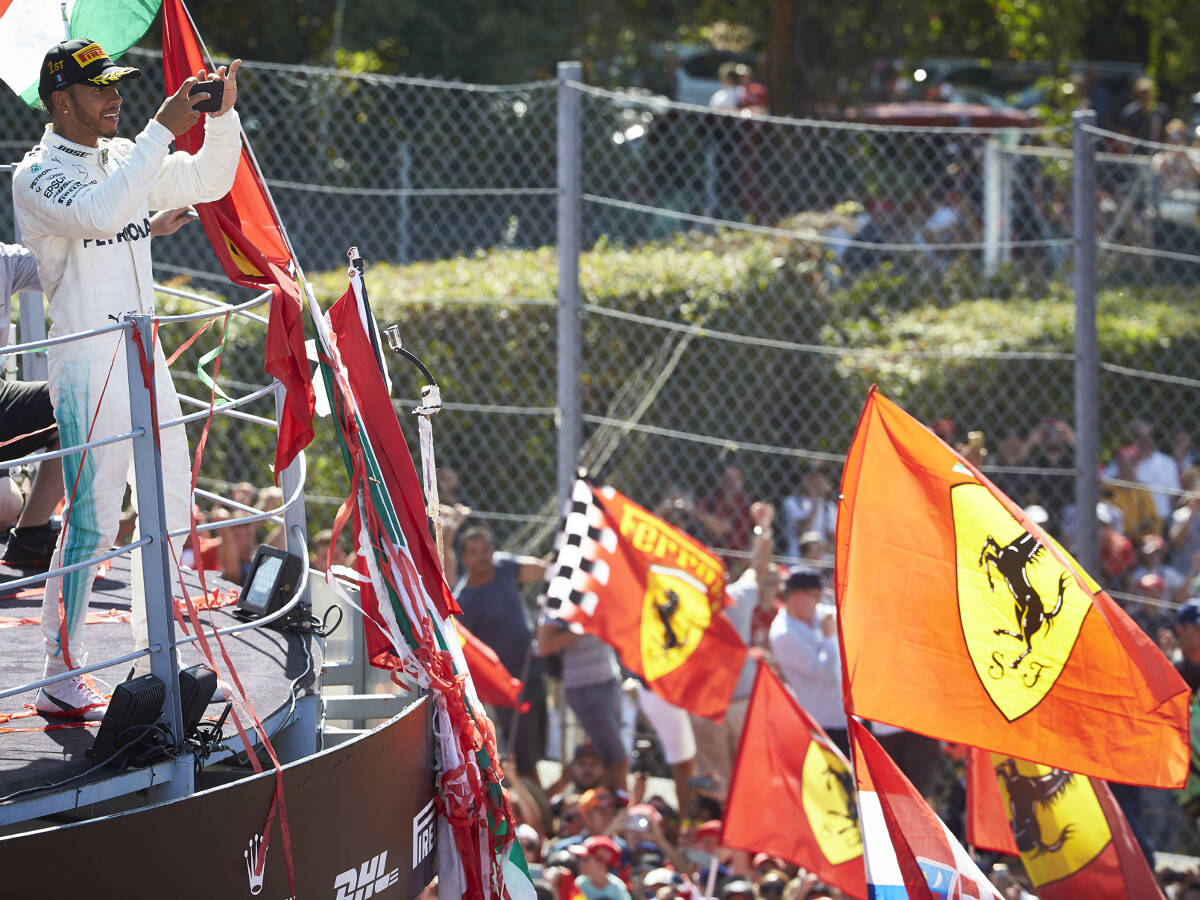 Foto zur News: Mercedes-Star Lewis Hamilton gibt zu: "Ich bin Ferrari-Fan"