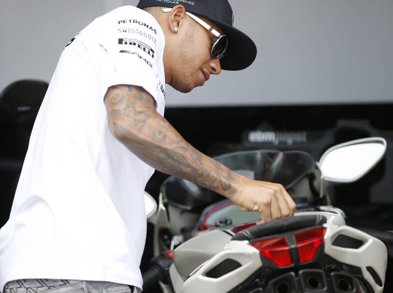 Foto zur News: Kein WEC-Fan: Lewis Hamilton schaut im TV nur MotoGP