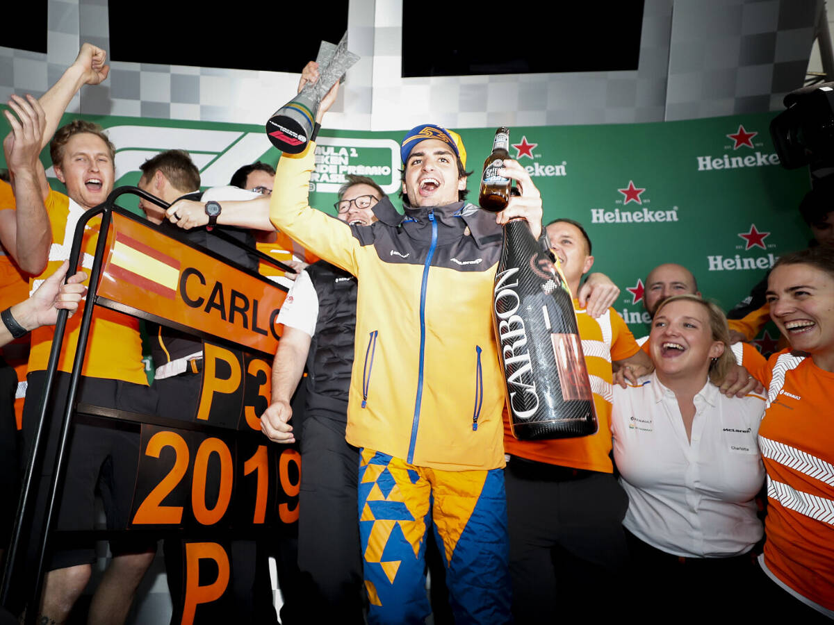 Foto zur News: "Beste Leistung": Carlos Sainz feiert eigene Podestzeremonie