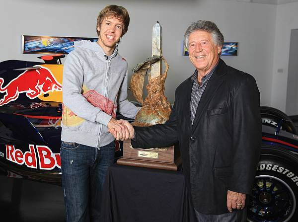 Foto zur News: Vettel erneut mit Mario-Andretti-Trophäe ausgezeichnet