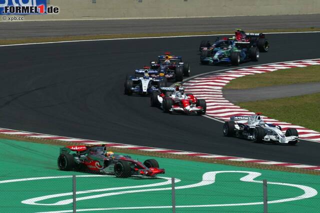 Foto zur News: Im letzten Saisonrennen in Brasilien das nächste Disaster: Hamilton drückt einen falschen Knopf am Lenkrad und versetzt seinen McLaren damit in Neutralstellung. Der Brite verliert viele Plätze und wird am Ende lediglich Siebter.