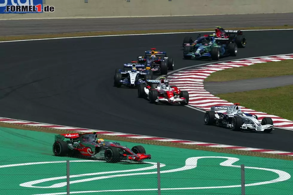 Im letzten Saisonrennen in Brasilien das nächste Disaster: Hamilton drückt einen falschen Knopf am Lenkrad und versetzt seinen McLaren damit in Neutralstellung. Der Brite verliert viele Plätze und wird am Ende lediglich Siebter. Foto zur News: Im letzten Saisonrennen in Brasilien das nächste Disaster: Hamilton drückt einen falschen Knopf am Lenkrad und versetzt seinen McLaren damit in Neutralstellung. Der Brite verliert viele Plätze und wird am Ende lediglich Siebter.