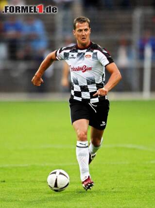 Foto zur News: Schumacher tritt ebenso gerne gegen das runde Leder - schwerwiegende Verletzungen sind bei dieser Leidenschaft aber nicht überliefert
