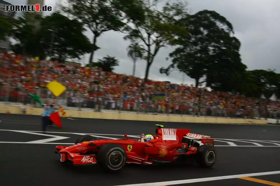 Foto zur News: Umgekehrtes Szenario 2008: Felipe Massa fühlt sich nach der Zieldurchfahrt in Brasilien bereits wie der sichere Weltmeister...