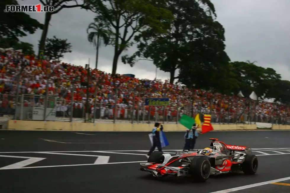 Foto zur News: Stattdessen konnte sich McLaren-Pilot Lewis Hamilton in der letzten Kurve seinen ersten Titel sichern, ...