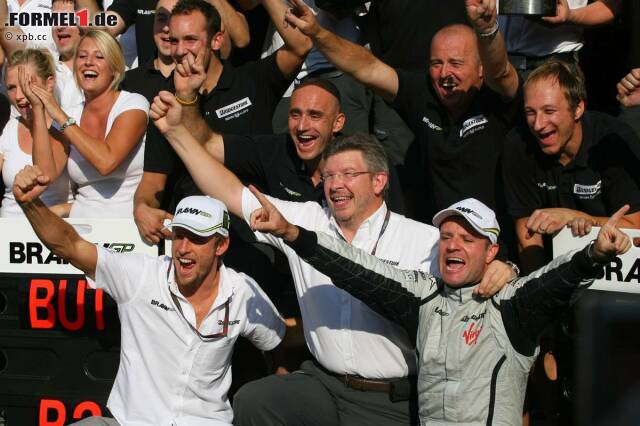 Foto zur News: Wunder Brawn: Das Weltmeisterteam wäre 2009 beinahe nicht angetreten, doch am Ende gewannen Button und Barrichello für ihren Teamchef sieben Grands Prix. Jetzt durch alle Piloten klicken, die für Ross Brawn in der Formel 1 siegten!