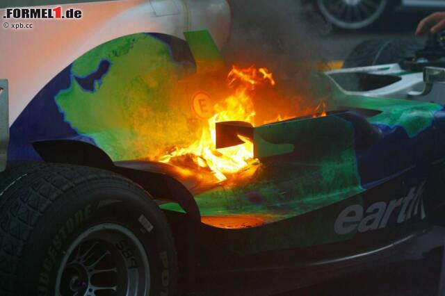 Foto zur News: Sinnbild der Katastrophe: Beim Finale 2008 brannte der Honda-Motor. Ein Tiefpunkt in Ross Brawns sonst so erfolgreicher Laufbahn. Jetzt durch seine bewegte Karriere klicken!