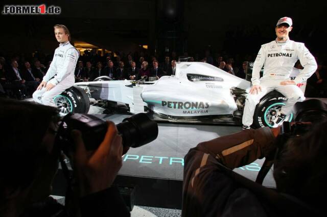 Foto zur News: Zu Saison 2010 wechselte Nico Rosberg von Williams zum neuen Mercedes-Team, das aus dem Weltmeisterrennstall Brawn GP hervorgegangen war. Teamkollege war kein Geringerer als Michael Schumacher.