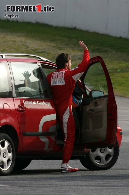 Foto zur News: Fernando Alonso (Ferrari) winkt den Fans