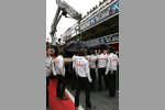 Foto zur News: Der McLaren von Jenson Button (McLaren) kommt zurück an die Box