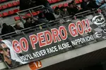 Foto zur News: Die Fans feiern Pedro de la Rosa (Sauber)