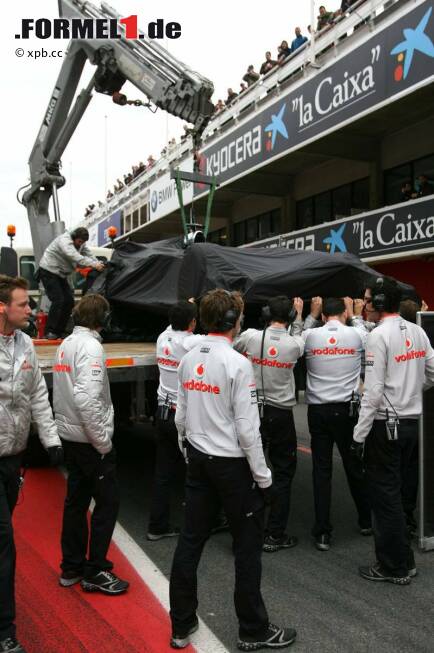 Foto zur News: Der McLaren von Jenson Button (McLaren) kommt zurück an die Box