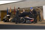 Gallerie: Colin Kolles (Teamchef), Karun Chandhok und Bruno Senna enthüllen das Dallara-Chassis