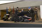 Gallerie: Colin Kolles (Teamchef), Karun Chandhok und Bruno Senna enthüllen das Dallara-Chassis