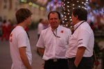 Foto zur News: Sebastian Vettel (Red Bull), Willy Rampf (Technischer Direktor) und Norbert Haug (Mercedes-Motorsportchef)
