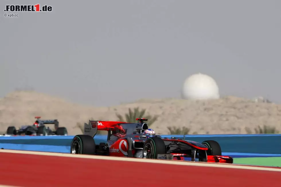 Foto zur News: Jenson Button (McLaren) vor Michael Schumacher (Mercedes)